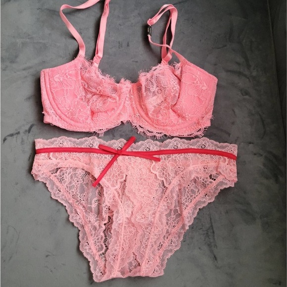 Victoria's secret crotchless lingerie set. Bra 32D panty small - Picture 2 of 6